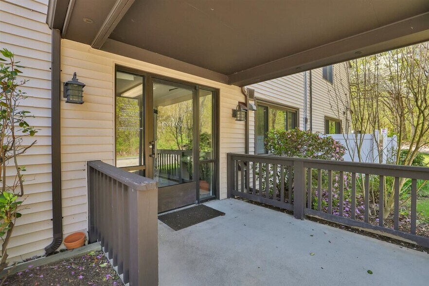 8 Independence Dr, Marlborough, CT à vendre - Photo de l’immeuble – Image 2 sur 28