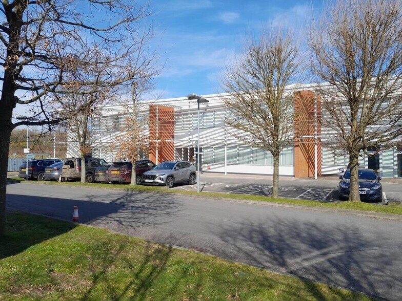 140 Upper Pemberton, Challock à vendre - Photo de l’immeuble – Image 2 sur 10