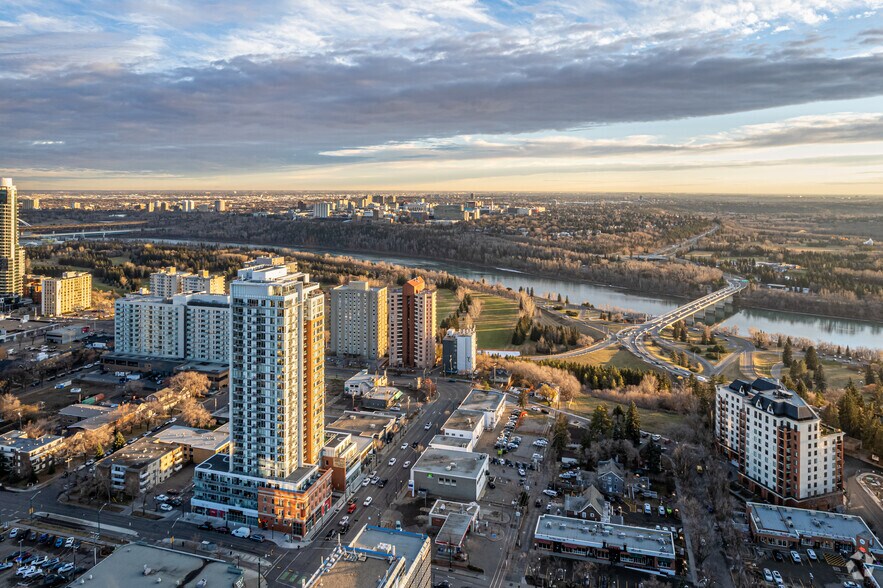 10103 124th St NW, Edmonton, AB à louer - Aérien – Image 3 sur 4