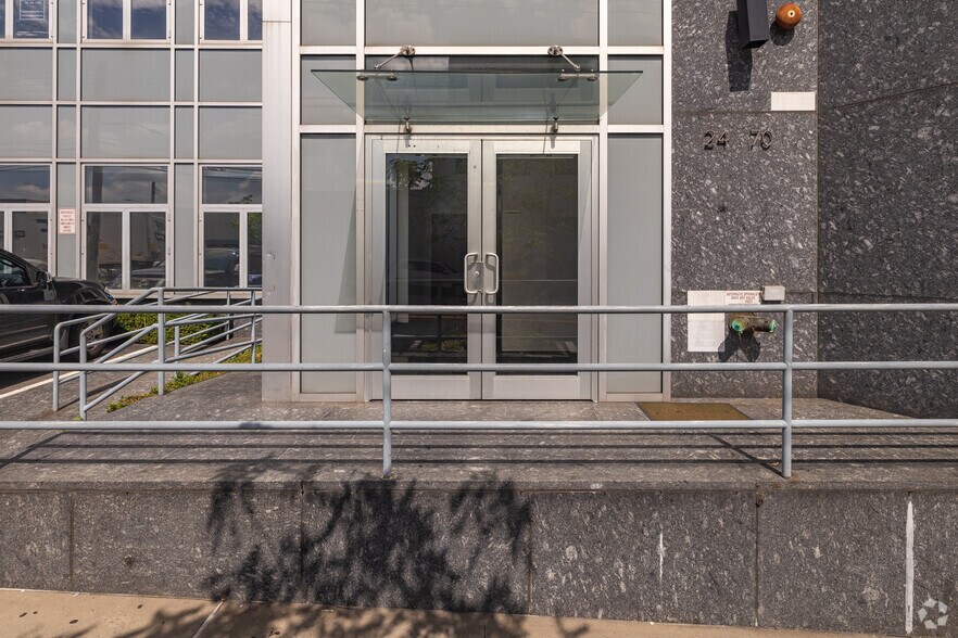 24-70 49th St, Astoria, NY à louer - Photo de l’immeuble – Image 1 sur 1