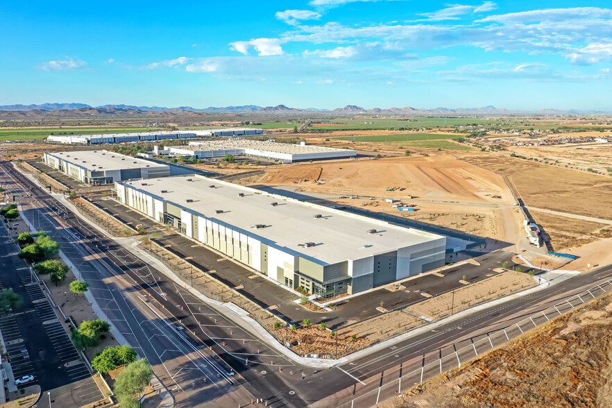 S Cotton Ln, Goodyear, AZ à louer - Photo de l’immeuble – Image 1 sur 3
