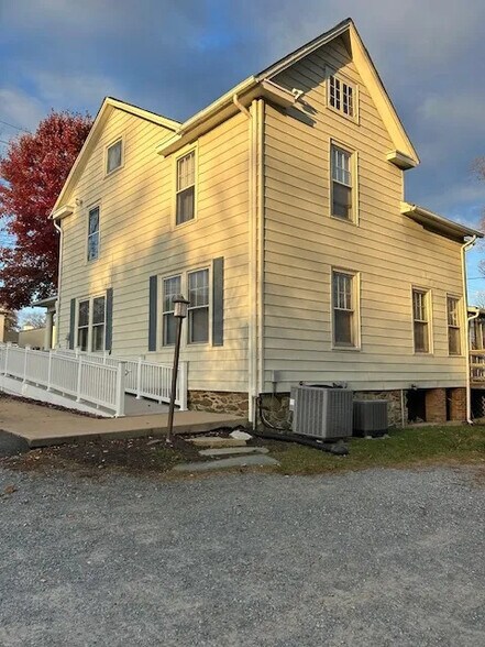 2 W Loudoun St, Round Hill, VA à louer - Photo de l’immeuble – Image 2 sur 2