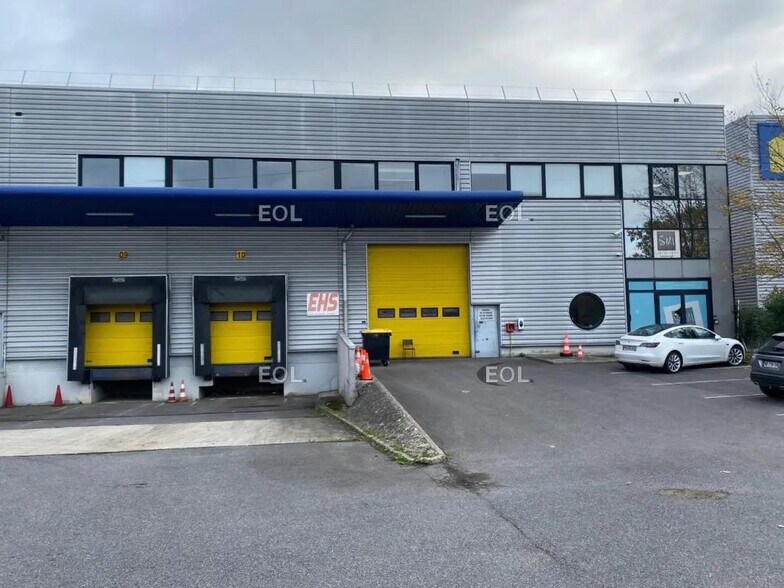 Local d’activités dans Combs-la-Ville à louer - Photo de l’immeuble – Image 1 sur 13