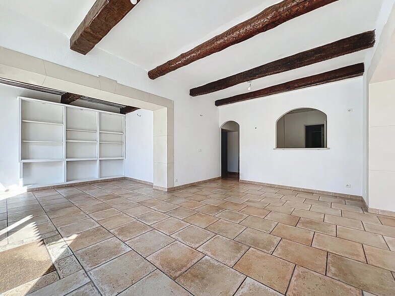 Local commercial dans Apt à louer - Photo de l’immeuble – Image 2 sur 11