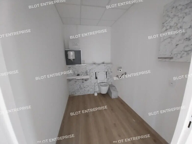 Bureau dans Noyal-Pontivy à louer - Photo de l’immeuble – Image 3 sur 10