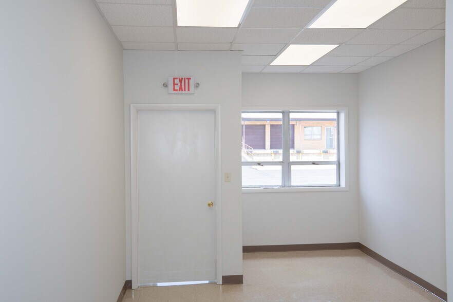 19-45 Cain Dr, Plainview, NY à louer - Photo intérieure – Image 3 sur 6