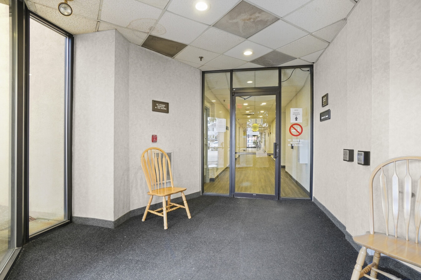 725 Reservoir Ave, Cranston, RI 02910 - Lot 102 -  - Hall d’entrée - Image 1 of 18