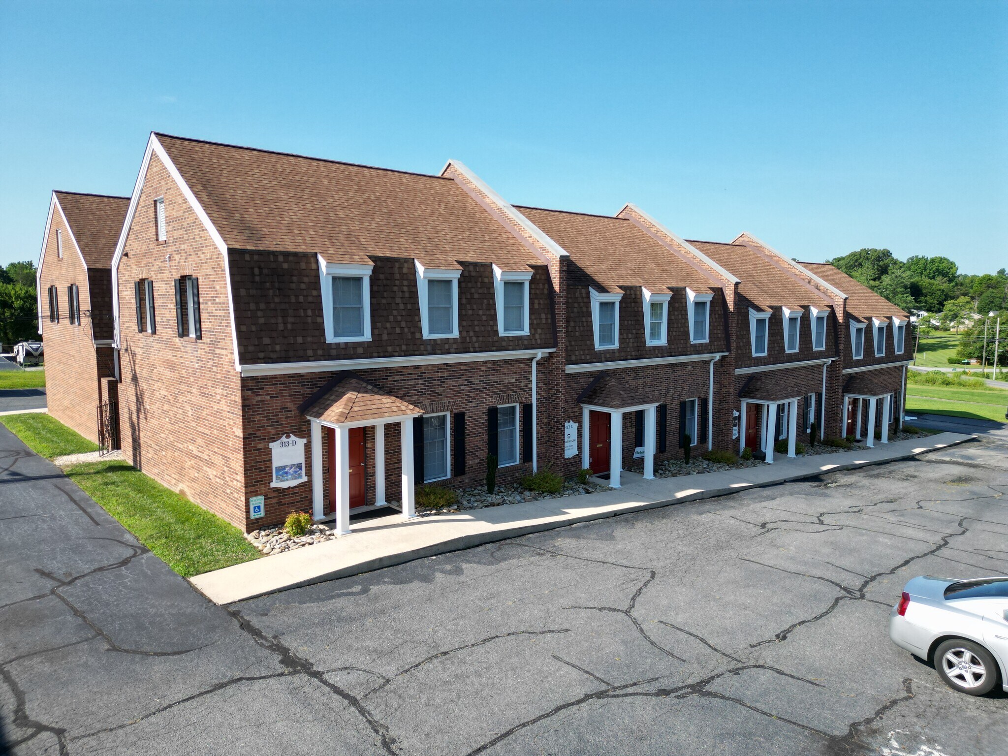 313 Trindale Rd, High Point, NC à louer Photo de l’immeuble– Image 1 sur 10