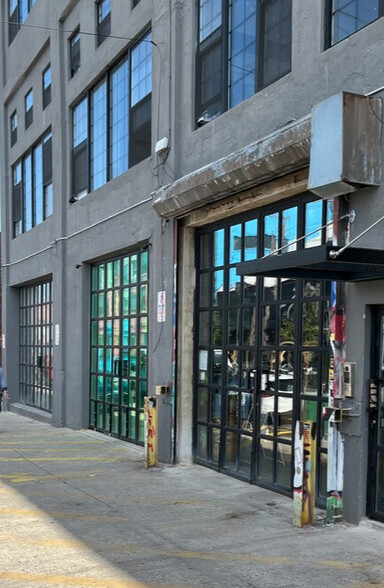 310 Meserole St, Brooklyn, NY à louer - Photo de l’immeuble – Image 2 sur 14