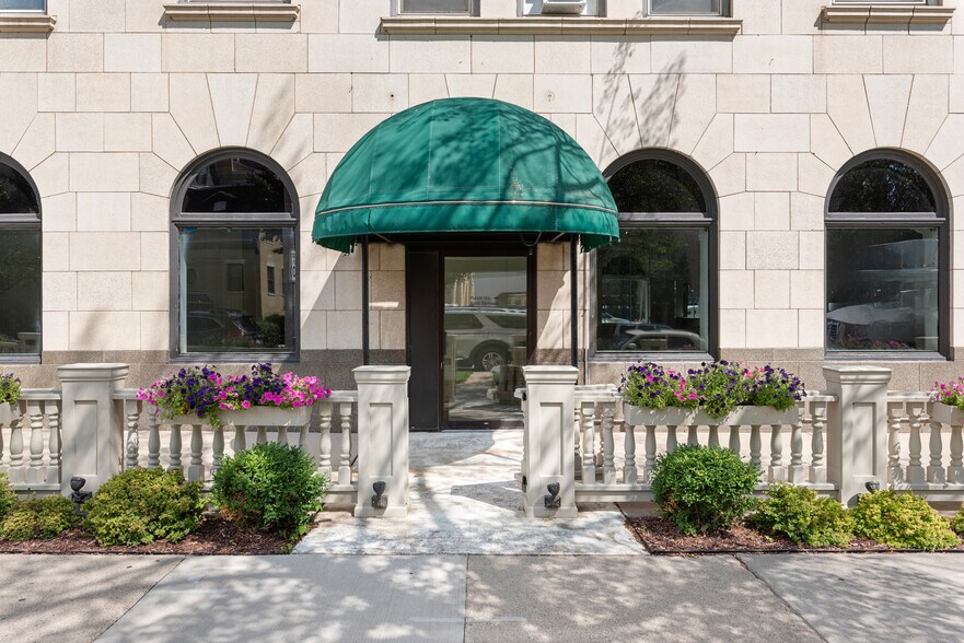 1028 E Juneau Ave, Milwaukee, WI à louer - Photo de l’immeuble – Image 2 sur 23