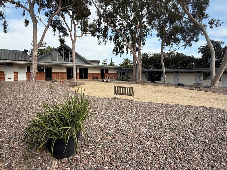 830 W Bonita Ave, Claremont, CA à louer - Photo principale – Image 1 sur 2