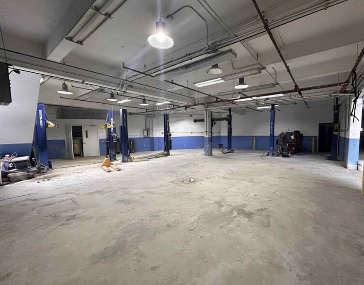 33-20 55th St, Woodside, NY à louer - Photo de l’immeuble – Image 2 sur 7