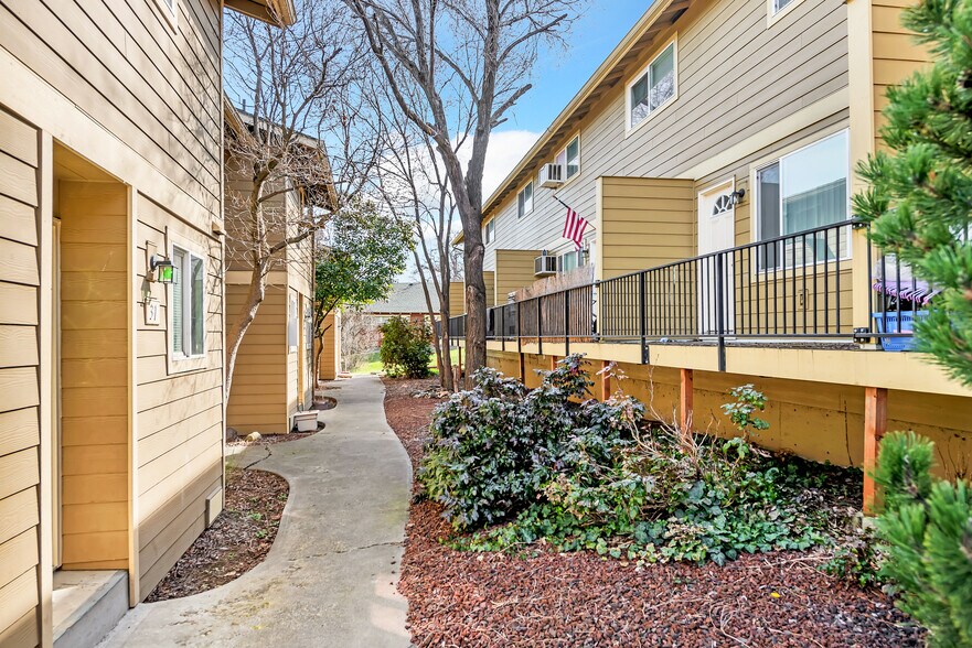 2408 W 10th St, The Dalles, OR à vendre - Photo de l’immeuble – Image 3 sur 15