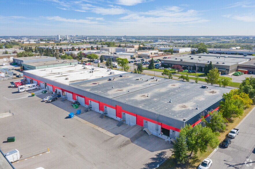 5715-5737 Burbank Cres SE, Calgary, AB à vendre - Photo de l’immeuble – Image 3 sur 3