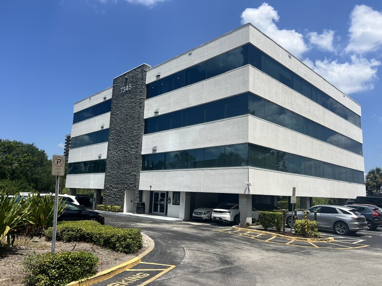 7345 W Sand Lake Rd, Orlando, FL à louer - Photo de l’immeuble – Image 1 sur 10