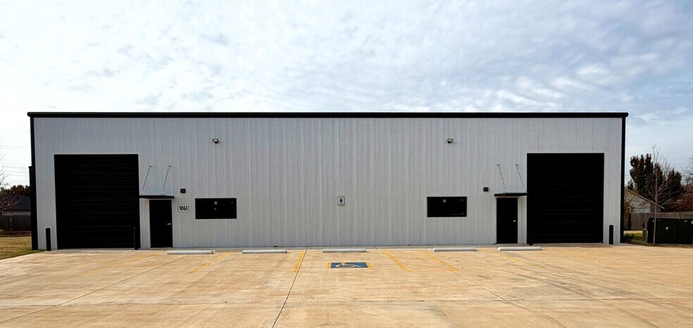 1035 NW 112th St, Oklahoma City, OK à louer - Photo de l’immeuble – Image 2 sur 5