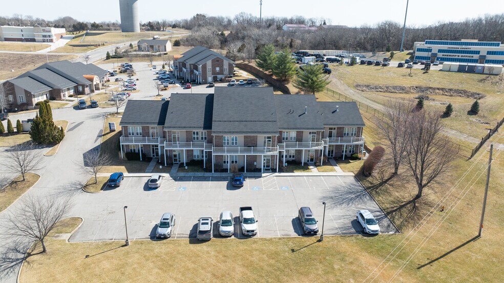 4025 NE Lakewood Way, Lee's Summit, MO à louer - Photo principale – Image 1 sur 6