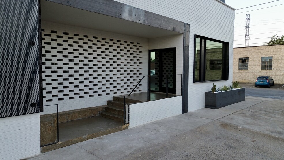 100 Howell St, Dallas, TX à louer - Photo de l’immeuble – Image 2 sur 21