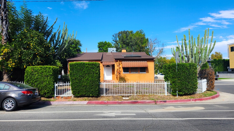 11905 Riverside Dr, Valley Village, CA à vendre - Photo de l’immeuble – Image 2 sur 14