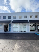 1249 Stirling Rd, Dania Beach, FL à louer Photo de l’immeuble– Image 1 sur 5