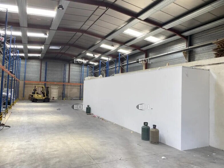 Local d’activités dans Genas à louer - Photo de l’immeuble – Image 3 sur 12