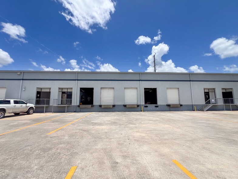 5810-5922 Business Park, San Antonio, TX à louer - Photo de l’immeuble – Image 3 sur 8