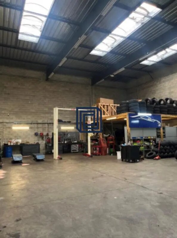 Industriel/Logistique dans Élancourt à louer Photo de l’immeuble– Image 1 sur 5