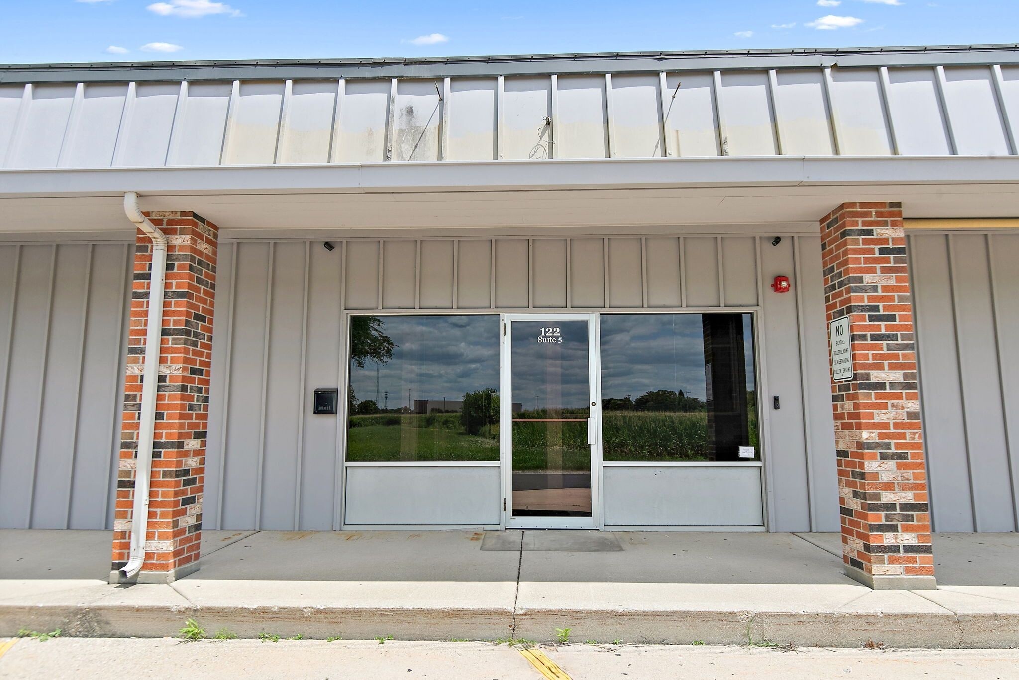 122 Indian Springs Dr, Sandwich, IL à louer Photo de l’immeuble– Image 1 sur 9