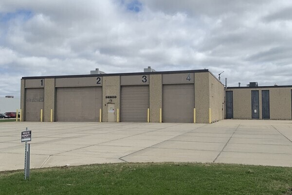 32900 N Avis Dr, Madison Heights, MI à louer Photo de l’immeuble– Image 1 sur 1