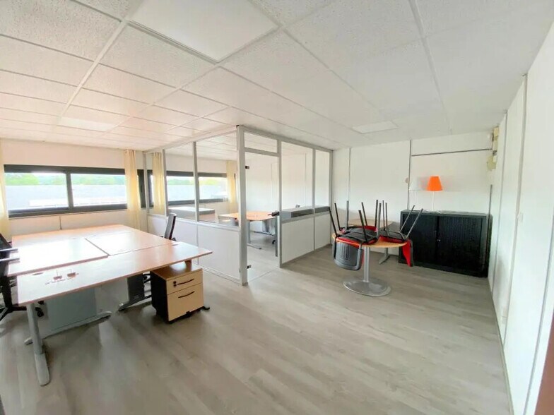 Bureau dans Le Mesnil-le-Roi à louer - Photo de l’immeuble – Image 3 sur 31
