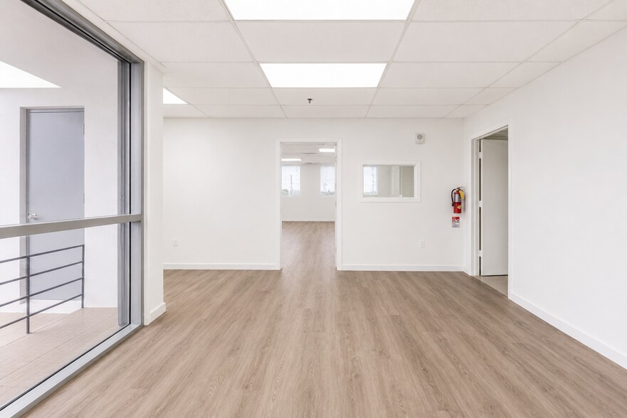 5040 NW 7th St, Miami, FL à louer - Photo de l’immeuble – Image 2 sur 17