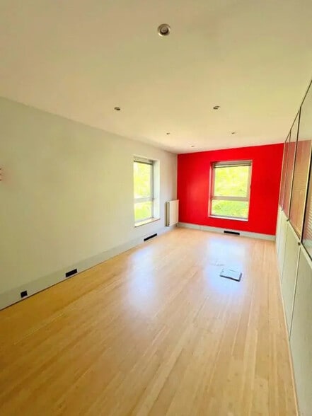 Bureau dans Voisins-le-Bretonneux à vendre - Photo de l’immeuble – Image 2 sur 12