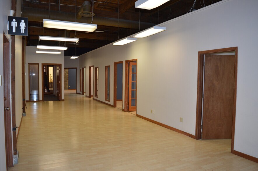 11904 113 Av, Edmonton, AB à louer - Photo de l’immeuble – Image 3 sur 6