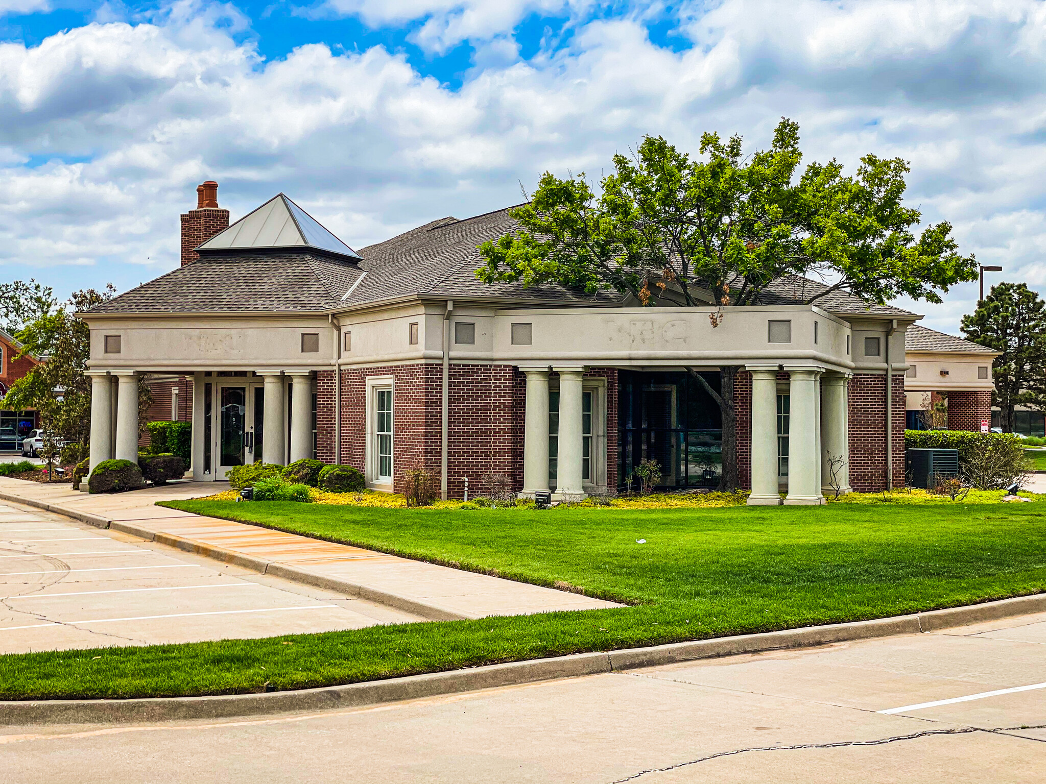 2800 NW Grand Blvd, Oklahoma City, OK à louer Photo de l’immeuble– Image 1 sur 2