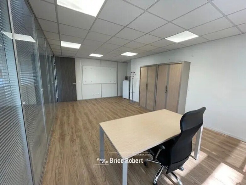 Bureau dans Bron à louer - Photo de l’immeuble – Image 2 sur 5