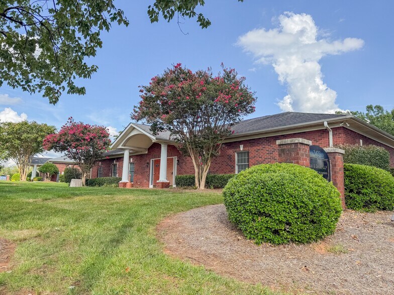 2423 Plantation Center Dr, Matthews, NC à louer - Photo de l’immeuble – Image 2 sur 6