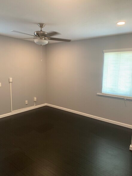3917 Stockdale Hwy, Bakersfield, CA à vendre - Photo intérieure – Image 2 sur 23