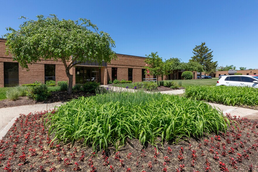 1500-1595 Eisenhower Pl, Ann Arbor, MI à louer - Photo de l’immeuble – Image 2 sur 7