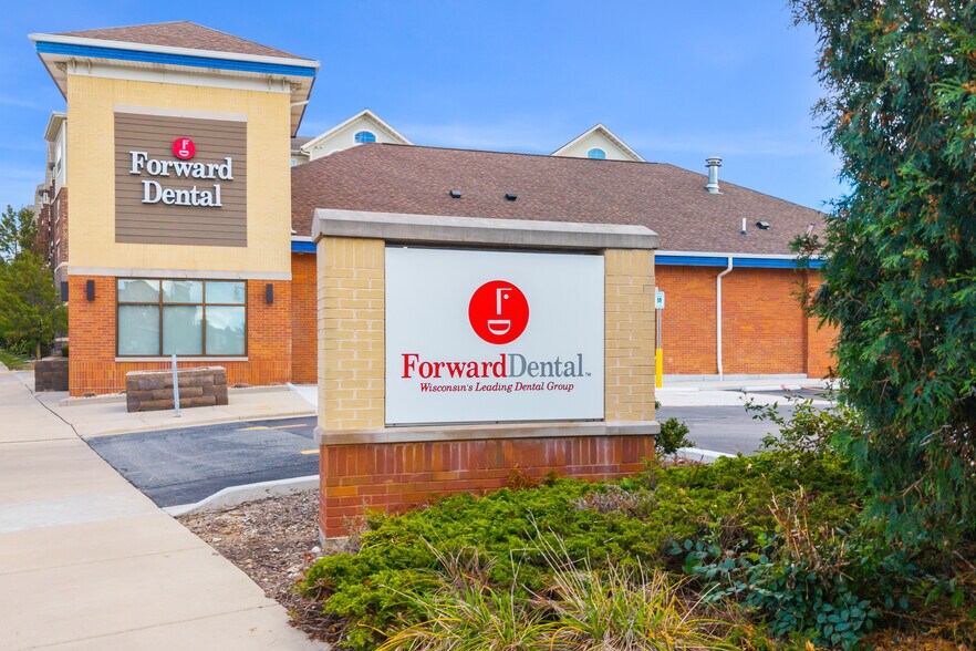 8001 W National Ave, West Allis, WI à vendre - Photo de l’immeuble – Image 2 sur 5