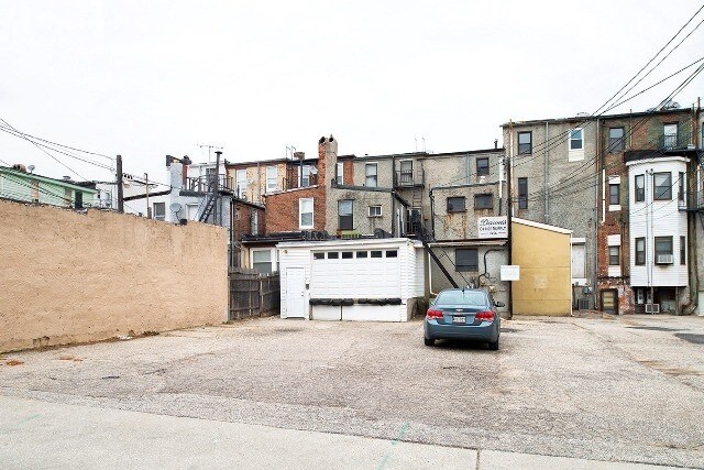 2422 N Charles St, Baltimore, MD à vendre - Photo de l’immeuble – Image 2 sur 17