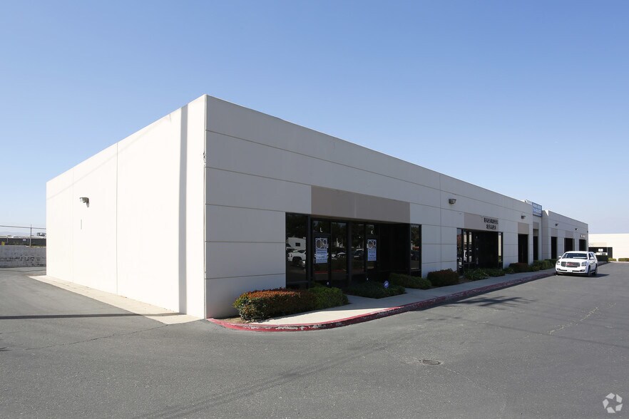 350 S Maple St, Corona, CA à louer - Photo de l’immeuble – Image 1 sur 4