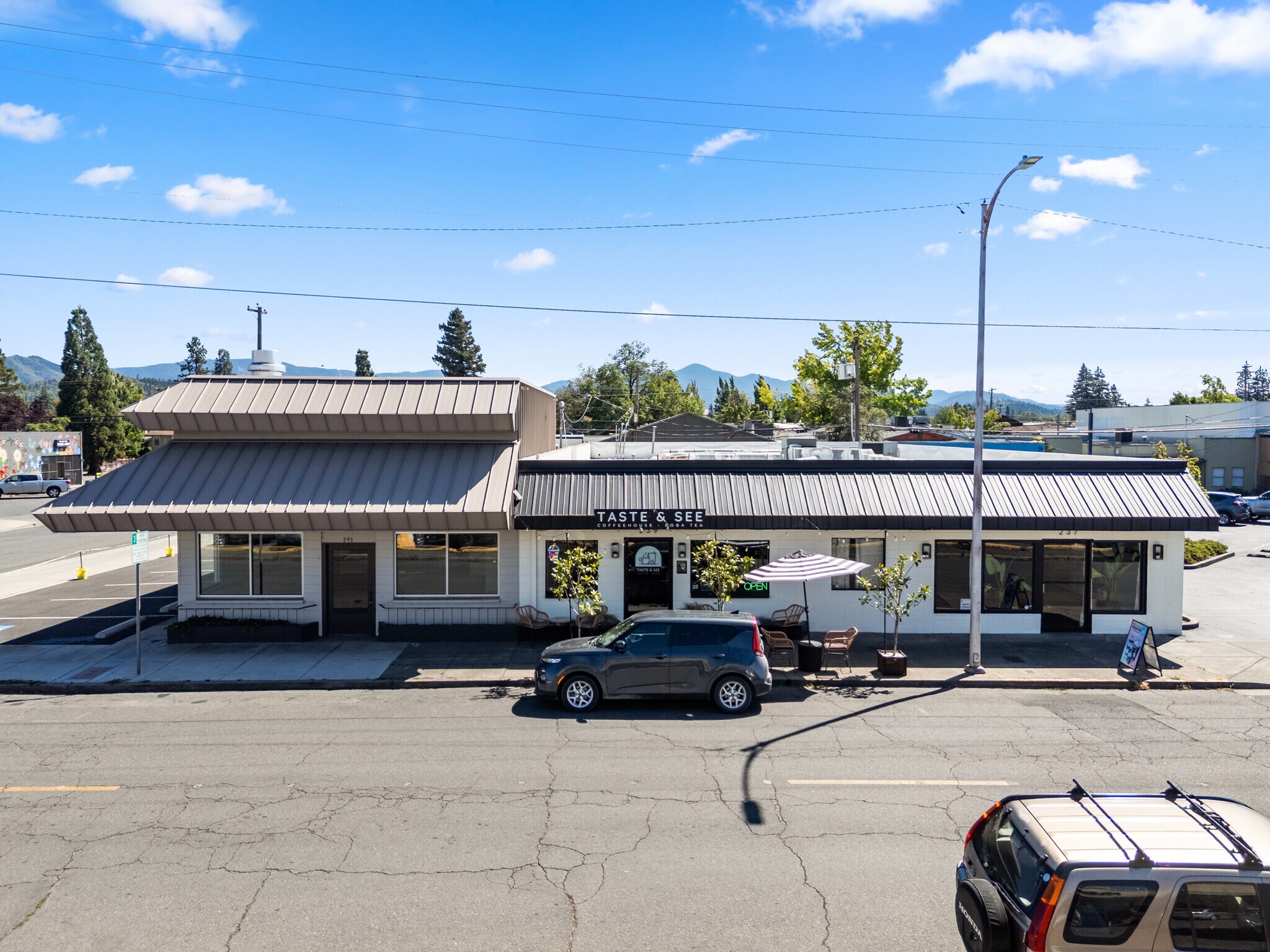 237 SE G St, Grants Pass, OR à vendre Photo de l’immeuble– Image 1 sur 35