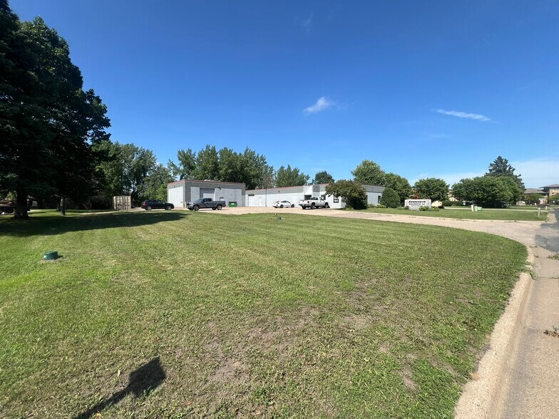 2161 NE 107th Ln, Blaine, MN à vendre - Photo de l’immeuble – Image 3 sur 23