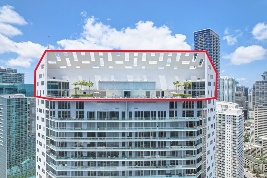 1300 Brickell Bay Dr, Miami, FL à vendre - Photo de l’immeuble – Image 1 sur 11
