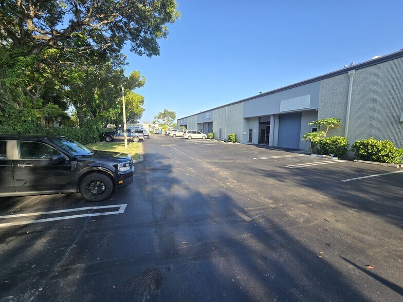2460 Nw 17th Ln, Pompano Beach, FL à louer - Photo de l’immeuble – Image 3 sur 21