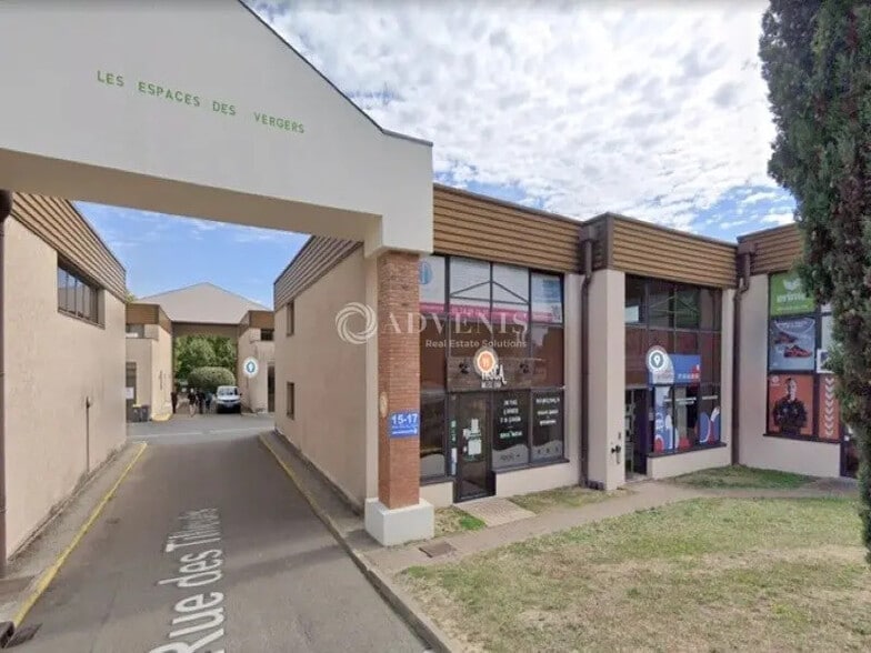Bureau dans Voisins-le-Bretonneux à louer - Photo de l’immeuble – Image 3 sur 3