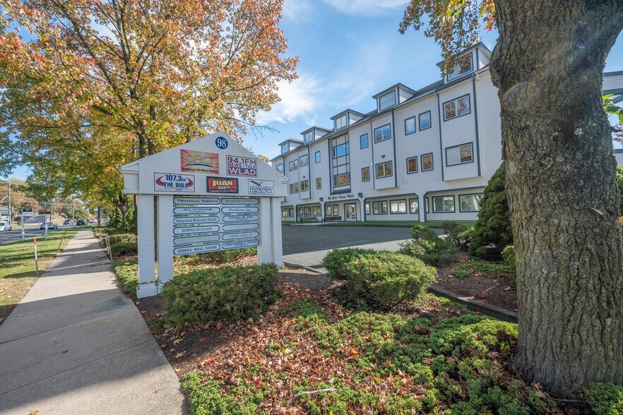 98 Mill Plain Rd, Danbury, CT à louer - Photo de l’immeuble – Image 3 sur 7