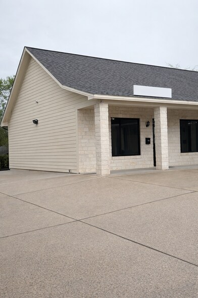 2100 Sam Houston Ave, Huntsville, TX à louer - Photo de l’immeuble – Image 2 sur 2