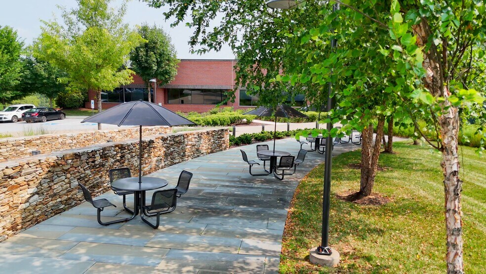 411 Eagleview Blvd, Exton, PA à louer - Vidéo sur l’annonce professionnelle – Image 2 sur 16