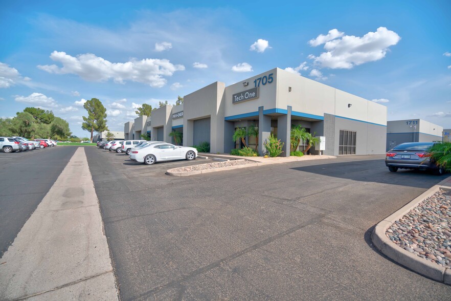 1705 W University Dr, Tempe, AZ à louer - Photo de l’immeuble – Image 1 sur 8